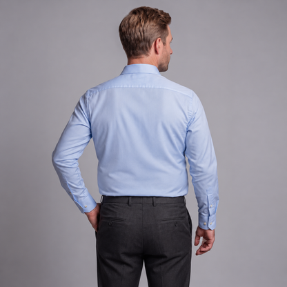 Chemise Taillen bleu clair portée de dos
