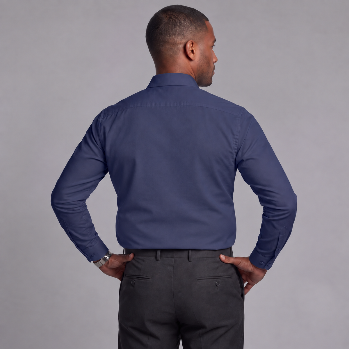 Chemise Taillen bleu marine portée de dos