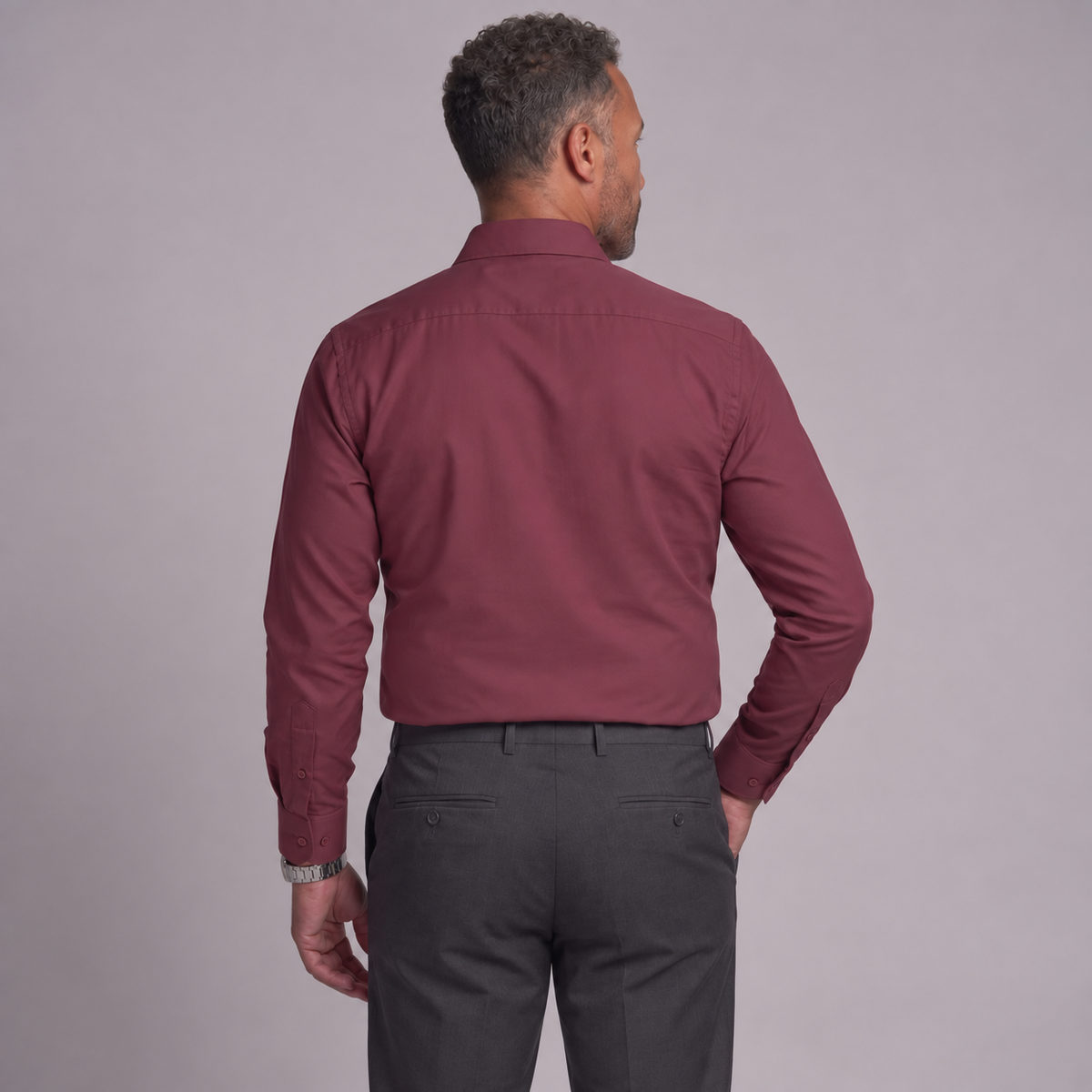 Chemise Taillen bordeaux portée de dos