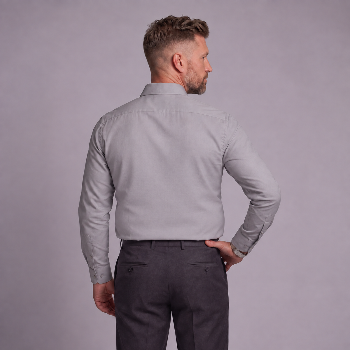 Chemise Taillen grise portée de dos