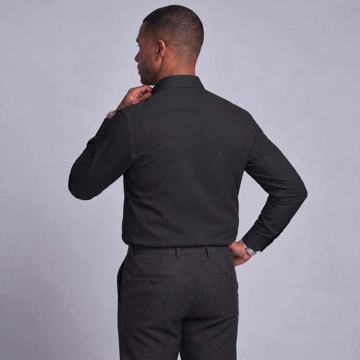 Chemise Taillen noire portée de dos