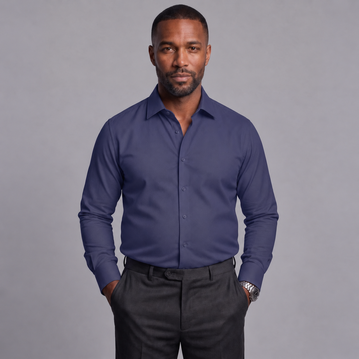 Chemise Taillen bleu marine portée de face