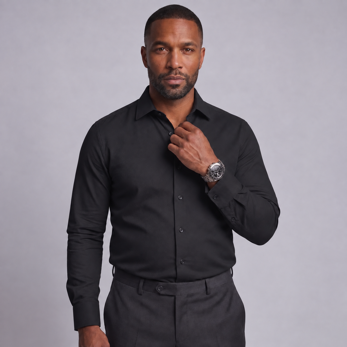 Chemise Taillen noire portée de face
